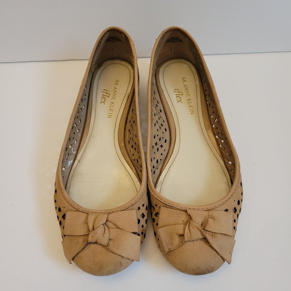 Anne Klein Iflex Womens Tan Perforated Leather Flats With Bow Accent Size 6M